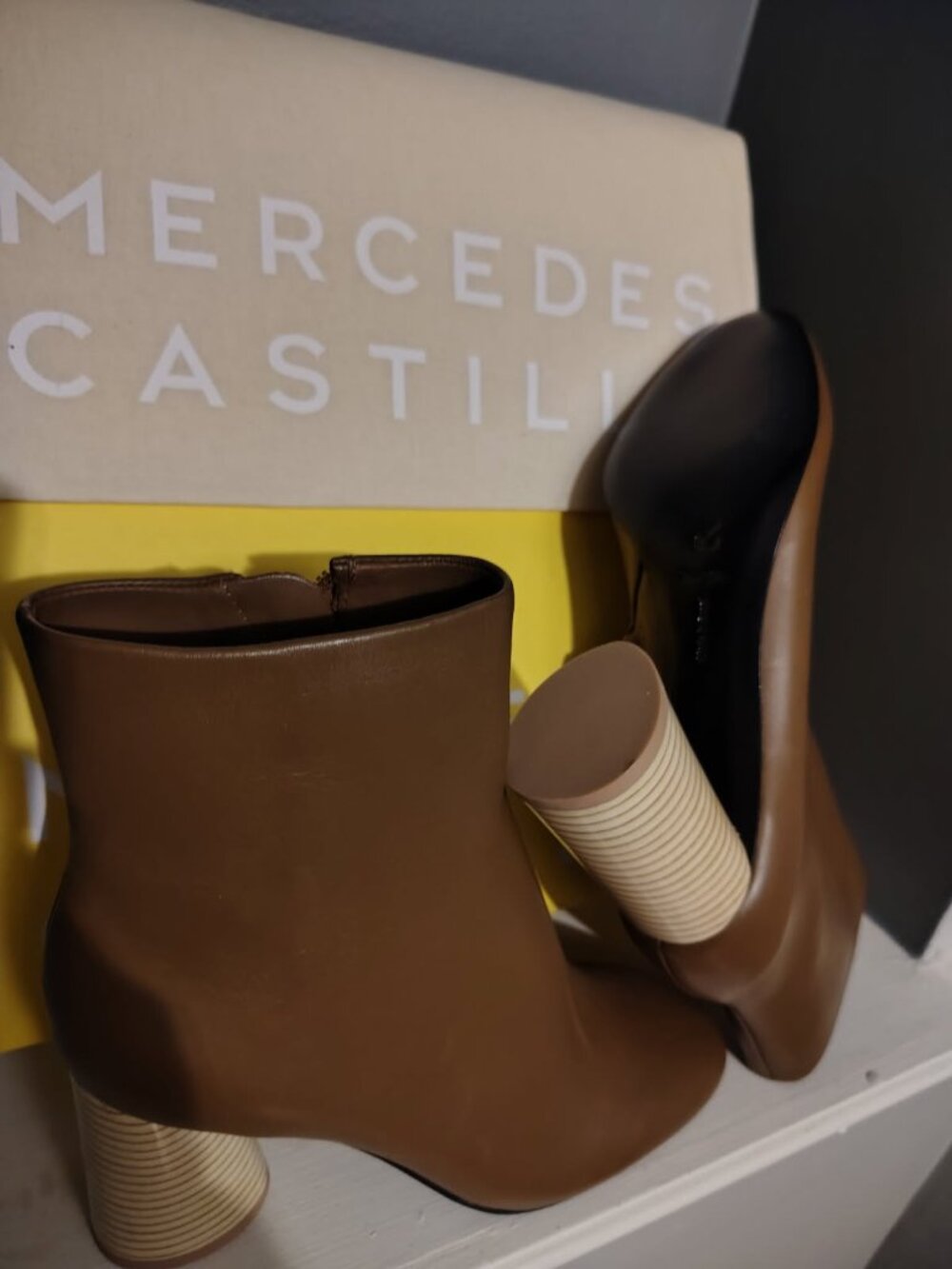 Mercedes Castille, Size 7.5, Color: Acorn Soft Nappa